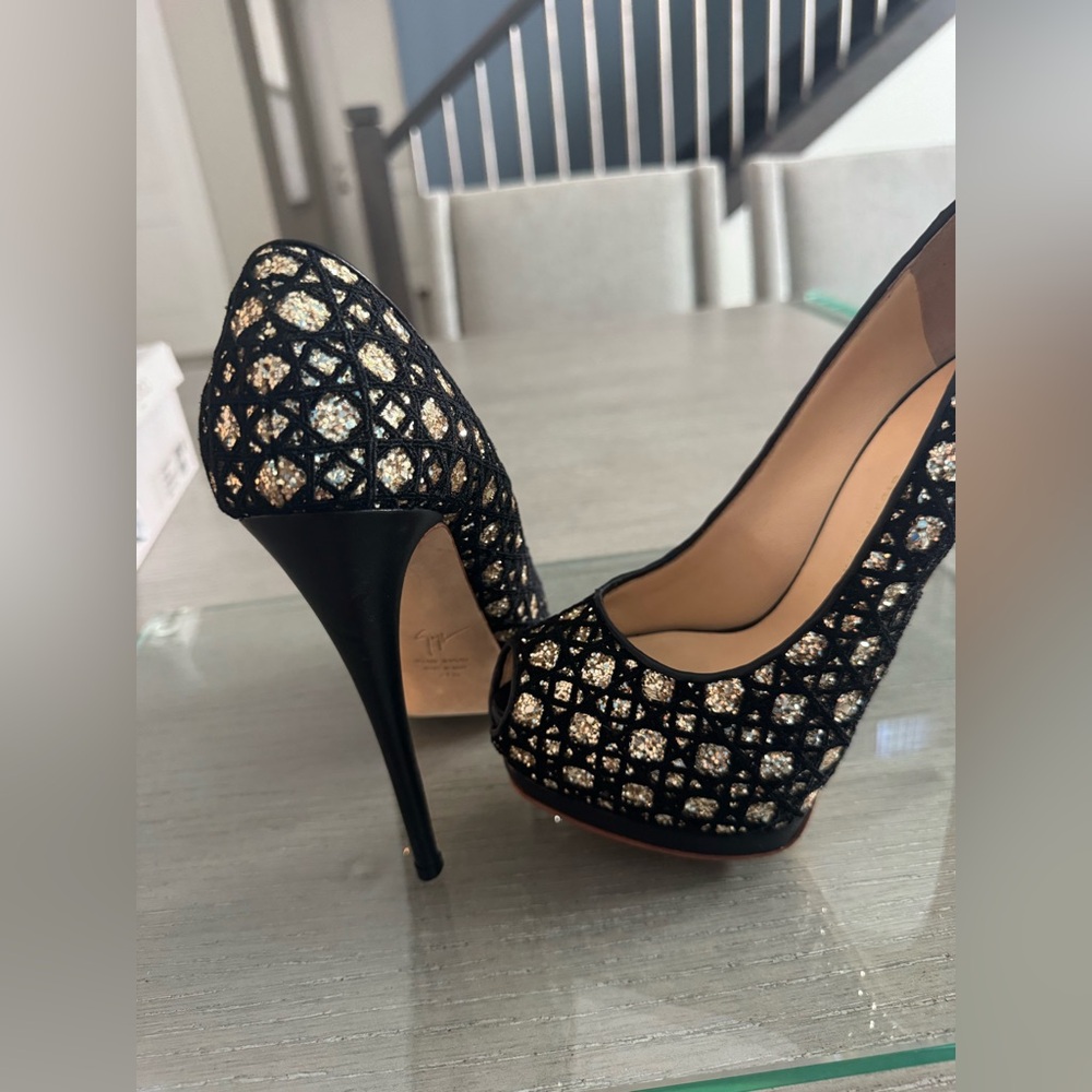 Giuseppe Zanotti Black and Gold Leather Peep Toe Platform Pumps Size 37.5